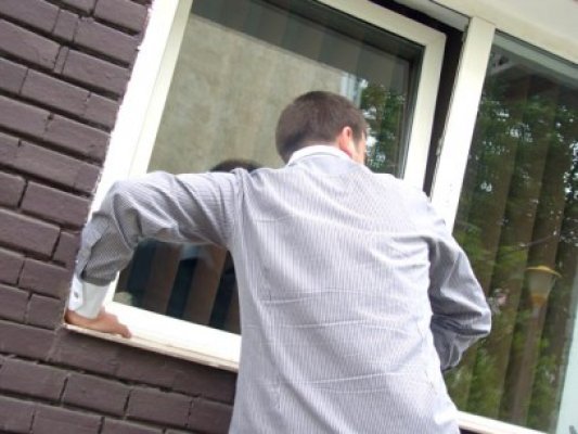 Un minor din Constanţa a spart apartamente pe bandă rulantă